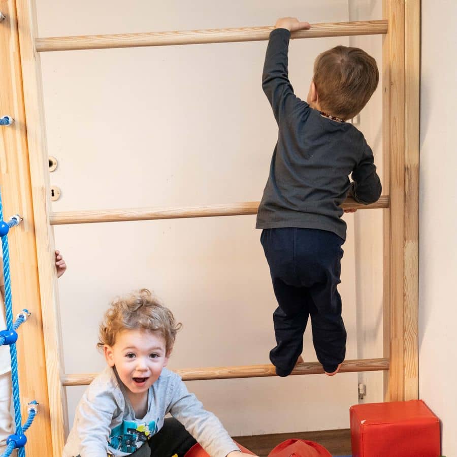 Kinder klettern am Klettergerüst