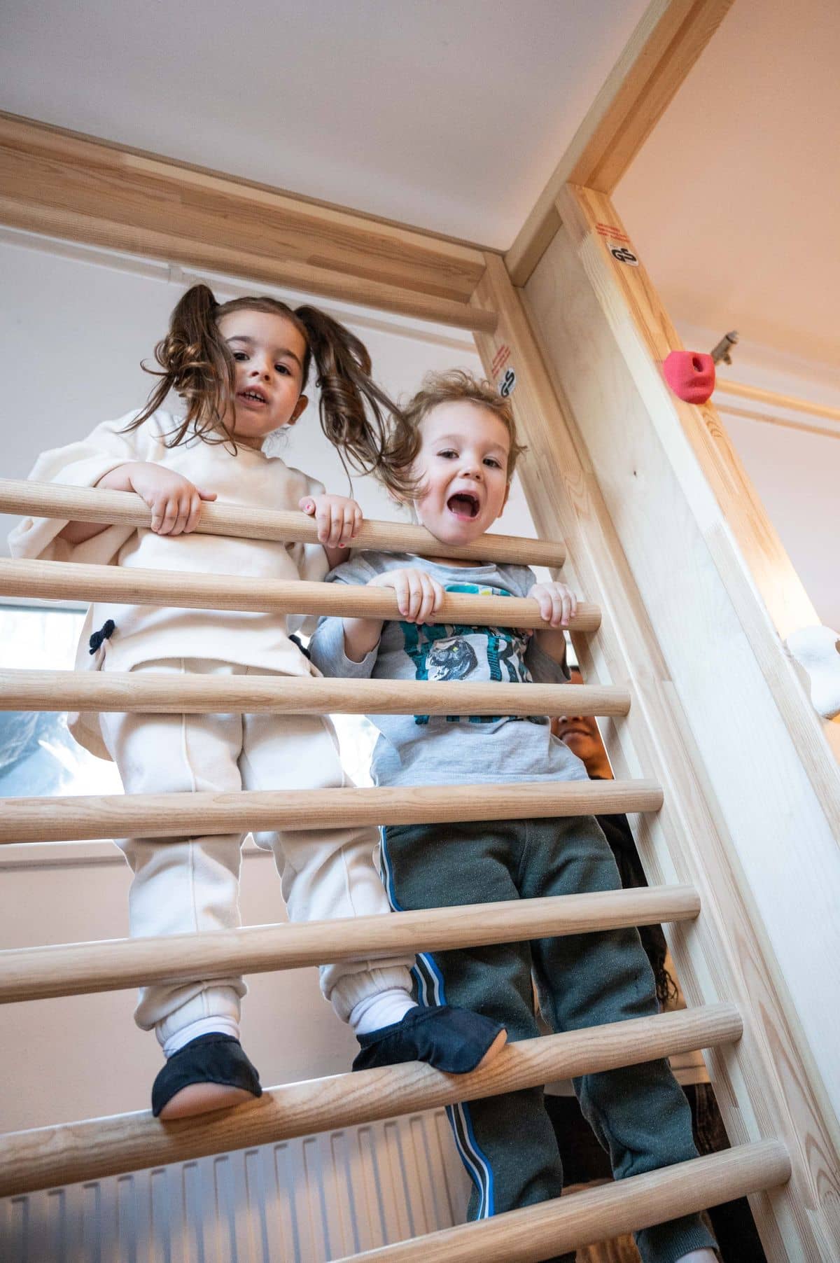 Kinder klettern am Klettergerüst