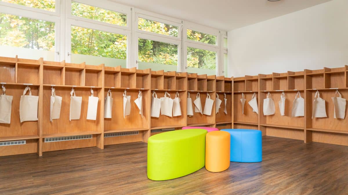 Garderobe mit eigenem Platz für jedes Kind