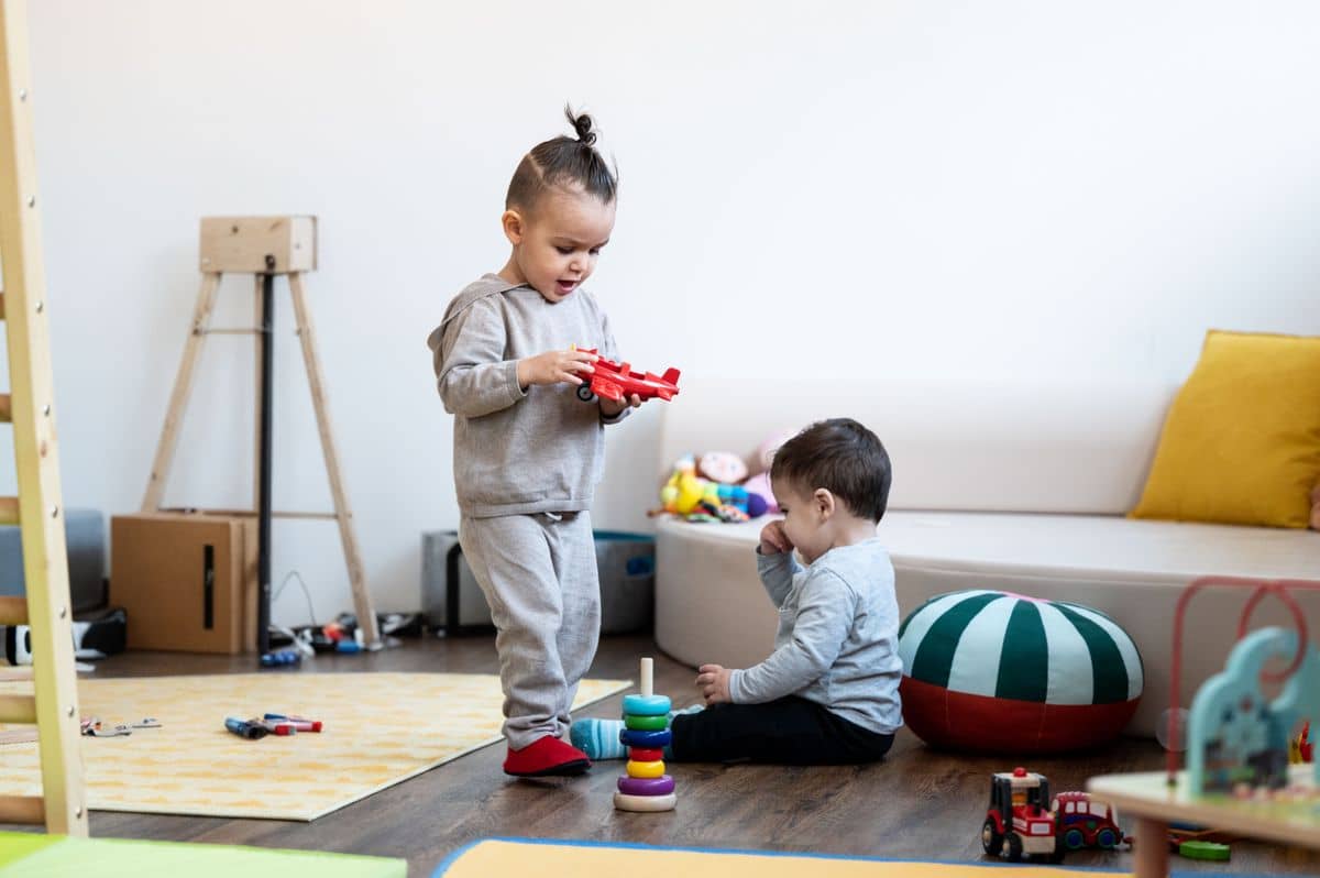 Kinder spielen im Gruppenraum der Kinderkrippe SANDbürgle